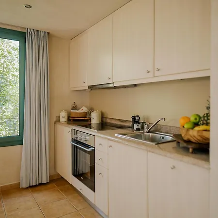 Village Heights Готель 5*